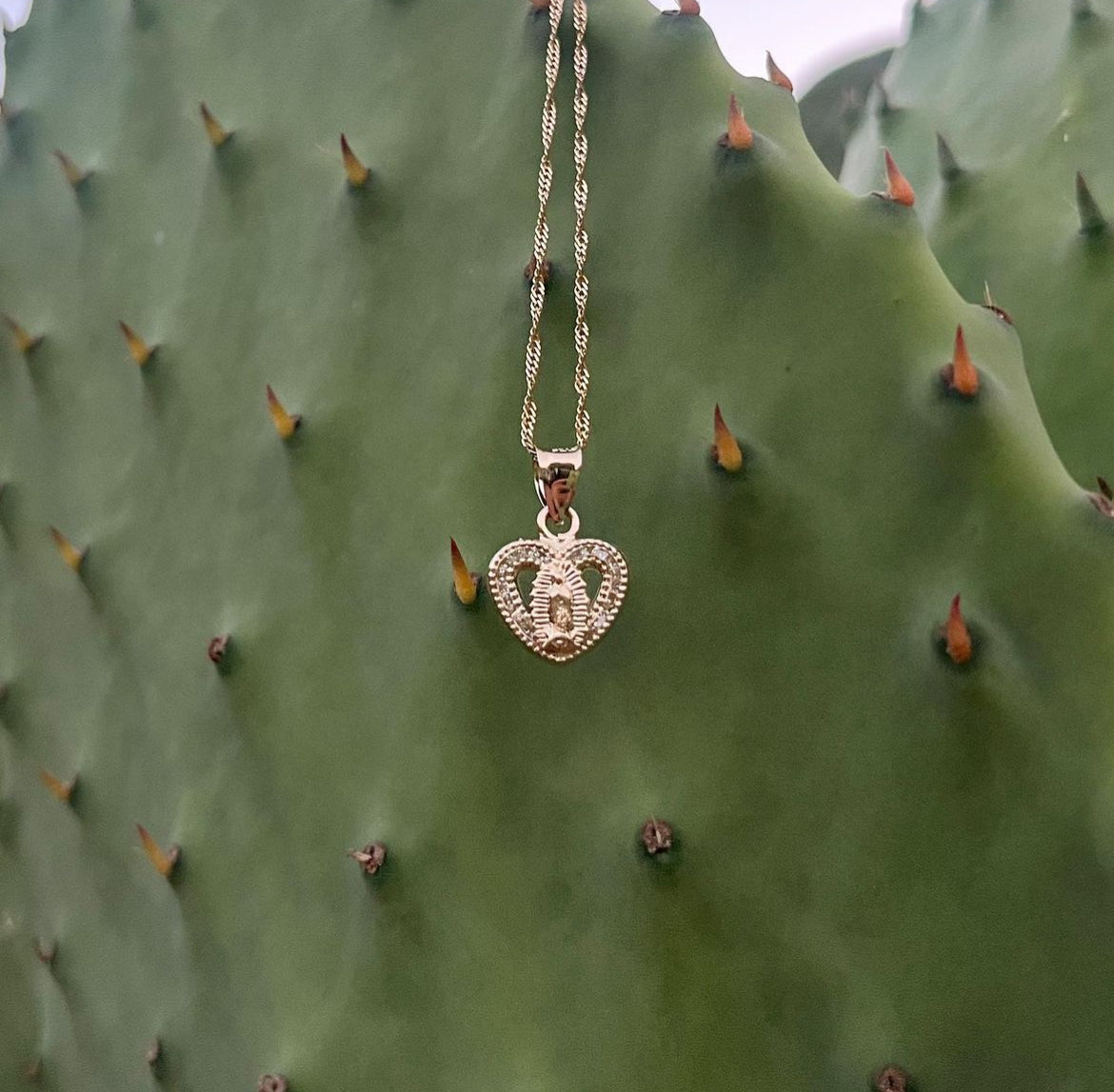 14k Gold Virgen Corazón Charm